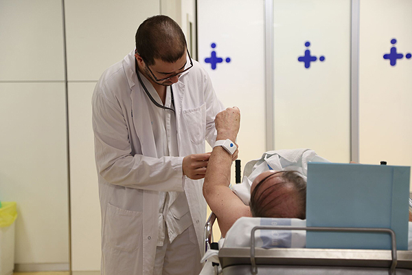 Colocación de una pulsera de seguimiento quirúrgico a un paciente Fuente: Hospital Vall d’Hebron
