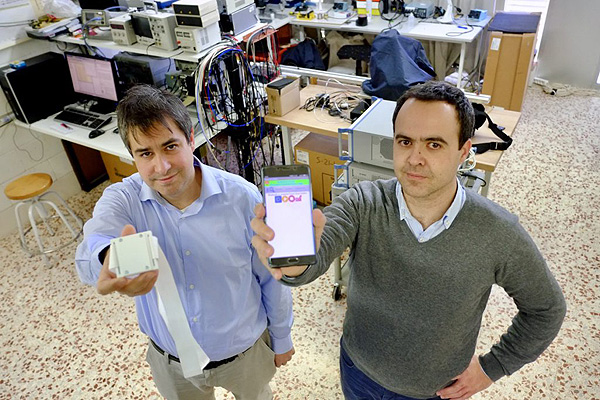Los investigadores Toni Lázaro (izquierda) y David Girbau (derecha), con el prototipo que han desarrollado Fuente: URV