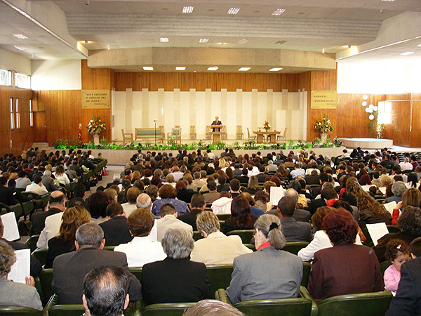 Reunión en una congregación de un «salón del reino» de los Testigos de Jehová Autor/a de la imagen: Steelman Fuente: Wikipedia