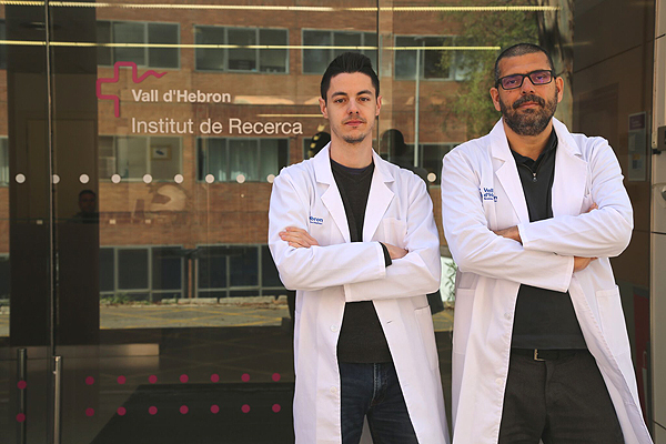 (de izq. a dcha): Albert Torra, investigador predoctoral, y Dr. Jordi Bové Fuente: VHIR / Vall d’Hebron Hospital Campus