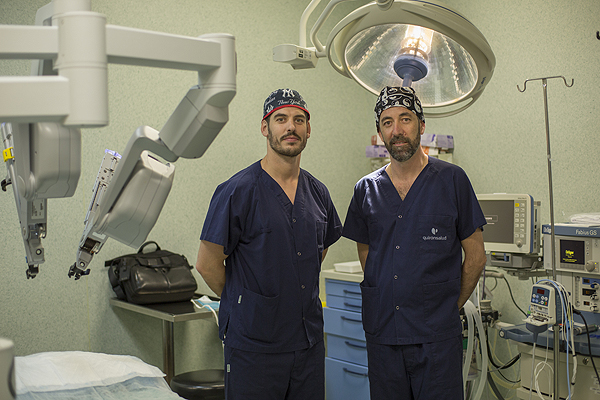 El doctor Carlos Rubí (izq.) y el doctor Julio Rama Fuente: Hospital Quirónsalud Barcelona - Grupo Quirónsalud 