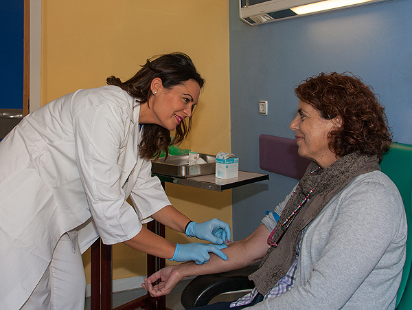 Una de las enfermeras atiende a pacientes en la nueva Unidad Fuente: Hospital Universitario Virgen del Rocío 