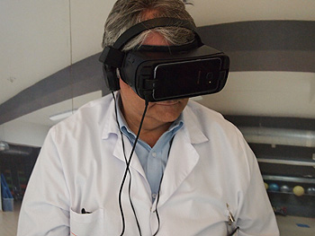 El Dr. Julio Pascual con las gafas de realidad virtual Fuente: Hospital del Mar