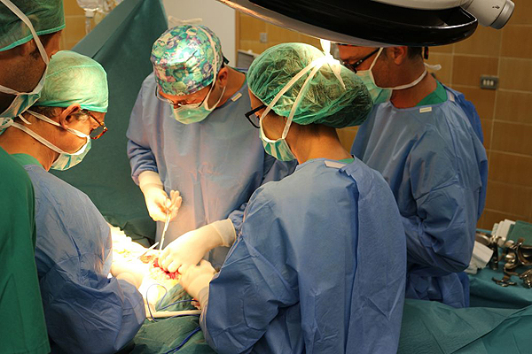 Equipo del Dr. Torrent durante una intervención Hospital El Pilar-Grupo Quirónsalud 