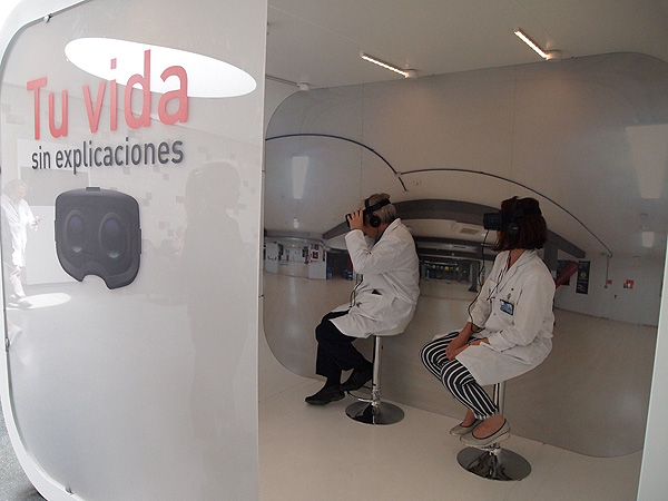 El Dr. Ramon Mª Pujol y la Dra. Marta Ferran con las gafas de realidad virtual Fuente: Hospital del Mar 