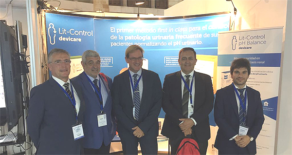 Representantes de la junta de la Asociación Española de Urología con el equipo de Devicare Fuente: Devicare
