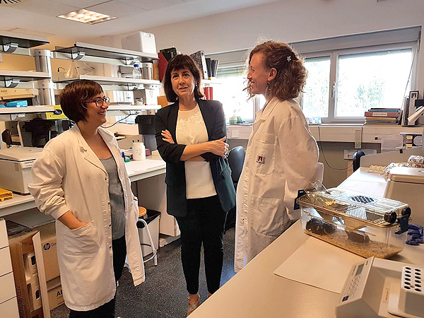 Claudia Jambrina, Fàtima Bosch (en el centro), y Verónica Jiménez, en el laboratorio del CBATEG (UAB) Fuente: UAB