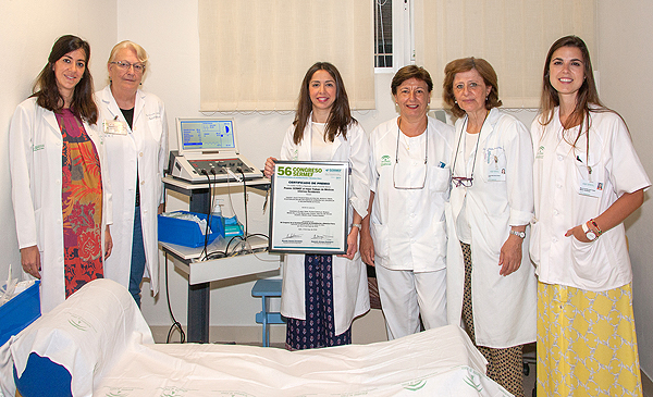 Posado con el premio recibido en el Congreso SERMEF Fuente: Hospital Virgen del Rocío 