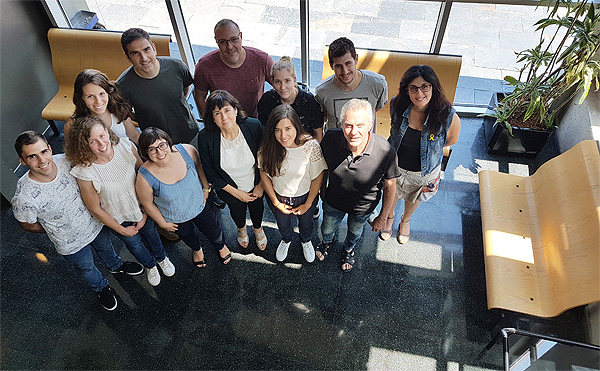 Todo el equipo de investigación en la entrada del Centro de Biotecnología Animal y Terapia Génica (CBATEG-UAB) Todo el equipo de investigación en la entrada del Centro de Biotecnología Animal y Terapia Génica (CBATEG-UAB) Fuente: UAB