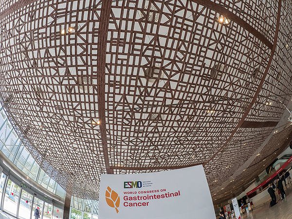Vestíbulo interior de la sede del Congreso ESMO, el CCIB - Centro de Convenciones Internacional de Barcelona Autor/a de la imagen: Enric Arandes Fuente: E. Arandes / www.farmacosalud.com