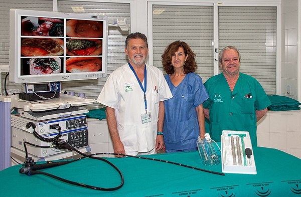 El doctor Salvador Sobrino Rodríguez (a la izq.), junto a otros expertos vinculados al uso de la endoesponja Fuente: Hospital Virgen del Rocío  