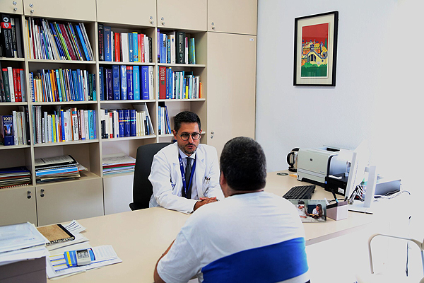 El doctor Josep Antoni Ramos-Quiroga y un paciente Fuente: Hospital Universitario Vall d’Hebron 