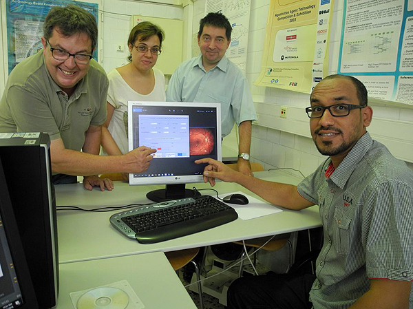 (de izq. a dcha): el Dr. Pere Romero y los investigadores Aïda Valls, Antonio Moreno y Emran Saleh Fuente: URV 