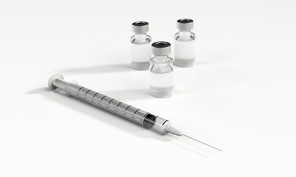 Autor/a: qimono Fuente: Pixabay / Creative Commons https://pixabay.com/en/syringe-shot-medicine-bottle-1884758/