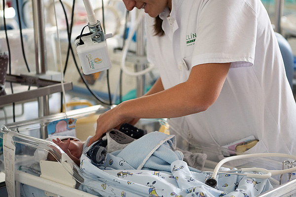 Un innovador video en la UCI neonatológica favorece el vínculo entre madre-bebé Fuente: Hospital Clínic