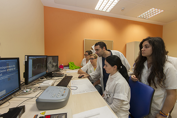 Profesionales trabajando en el área de Radioterapia Fuente: Hospital Virgen del Rocío 