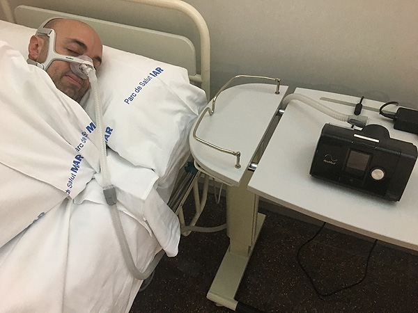 Un paciente utilizando un equipo CPAP Fuente: Hospital del Mar