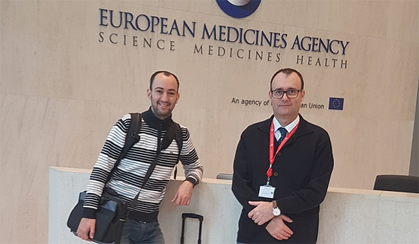 (de izq. a dcha): Jordi Minguillón y Jordi Surrallés en la sede de la Agencia Europea del Medicamento (EMA), en Londres Fuente: CIBERER / Centro de Investigación Biomédica en Red (CIBER) / Hospital de Sant Pau / UAB 