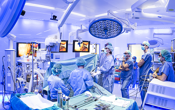 El Dr. Alcaraz y su equipo durante una operación en la que se aplica la nueva técnica Fuente: Hospital Clínic de Barcelona 