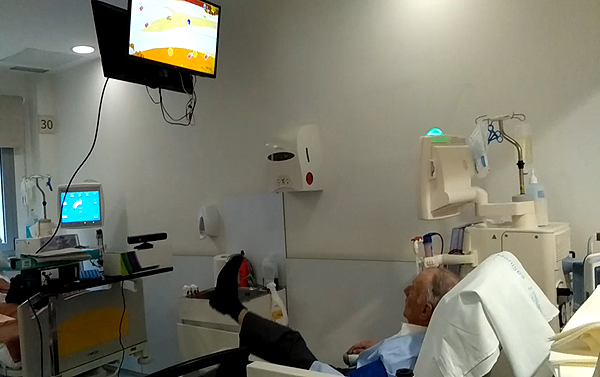 Un paciente en una sesión de realidad virtual Fuente: Sociedad Española de Nefrología (S.E.N.) / Euromedia Grupo 