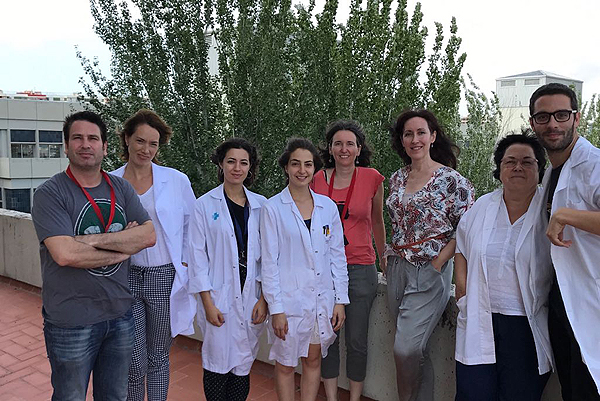 Grupo de investigación liderado por la Dra. Aurora Pujol (sexta desde la izq., con pantalón gris y blusa de varios colores) en el IDIBELL y el CIBERER Fuente: CIBERER / Centro de Investigación Biomédica en Red (CIBER)