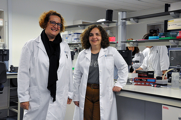 (de izq. a dcha): Las investigadoras Maria José Gosalbes y Pilar Francino en los laboratorios del Área de Genómica y Salud de la Fundación Fisabio  Fuente: CIBERESP / CIBER (Consorcio Centro de Investigación Biomédica en Red, M.P.) 