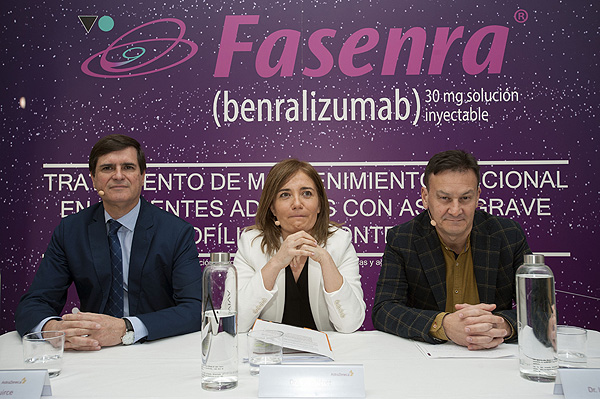 (de izq. a dcha): Drs. Santiago Quirce, Ana Pérez y Luis Pérez de Llano Fuente: AstraZeneca / Weber Shandwick