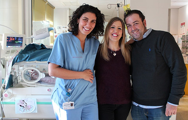 Los padres de la niña junto a la cardióloga Georgia Sarquella tras la intervención