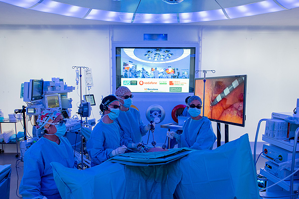 Un instante de la cirugía  Fuente: Hospital Clínic / Vodafone / 5G Barcelona / AIS Channel 