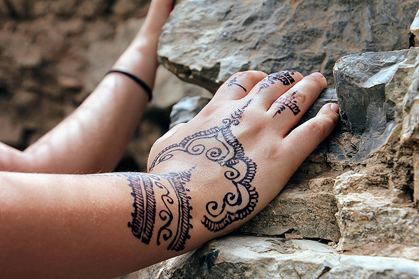 Un tatuaje de henna Autor/a de la imagen: Reisefreiheit_eu  Fuente: Pixabay / Creative Commons https://pixabay.com/en/hand-painting-henna-henna-painting-2465497/