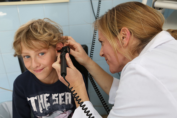 Examen auditivo a un paciente Fuente: Hospital Vall d’Hebron 