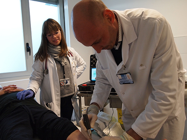 Realización de la prueba de microindentación a un paciente Fuente: Hospital del Mar 
