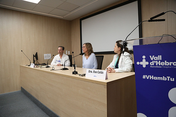 Presentación de los resultados, en la que intervienen los Drs. Antonio Gil y Eva Colás (a la dcha. de la imagen) Fuente: Hospital Vall d’Hebron / VHIR 