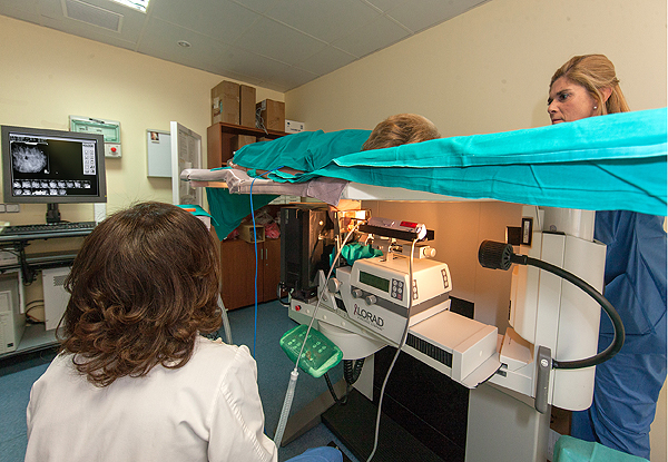 Mesa prona en la que los profesionales acceden al interior de la mama utilizando una biopsia y radiofrecuencia Fuente: Hospital Universitario Virgen del Rocío 