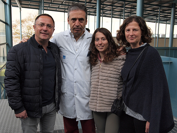 El Dr. Joan Carles Monllau con una de las pacientes tratadas y sus padres Fuente: Hospital del Mar