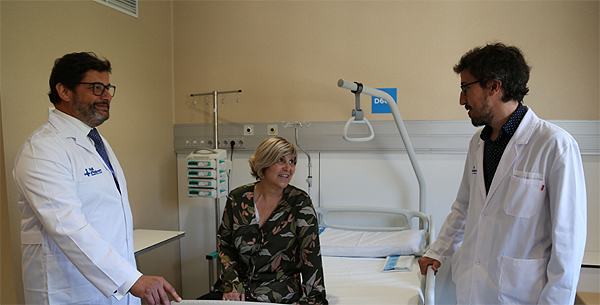 Una paciente en las nuevas instalaciones flanqueada por facultativos Fuente: Hospital Vall d’Hebron 