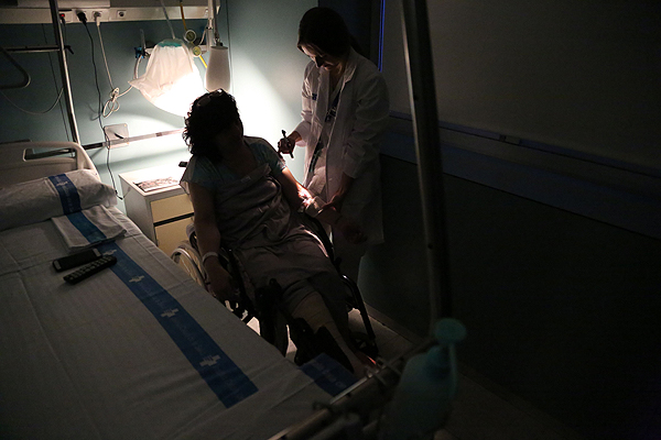 Asistencia, iluminada mediante una linterna, en una habitación Fuente: Hospital Vall d’Hebron 