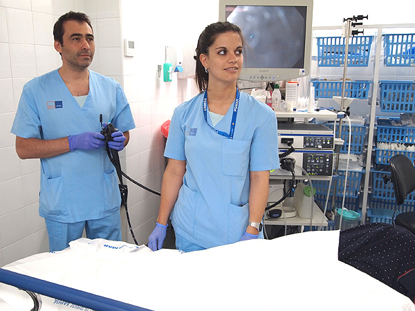 El Dr. Marco Antonio Álvarez González, junto a una enfermera Fuente: Hospital del Mar 