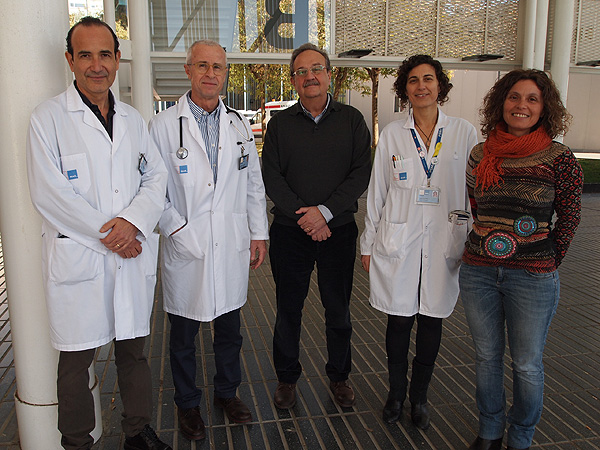 (de izq. a dcha): Drs. Joan Albanell, Ignasi Tusquets, Miguel López-Botet, Sònia Servitja y Aura Muntasell Fuente: Hospital del Mar 