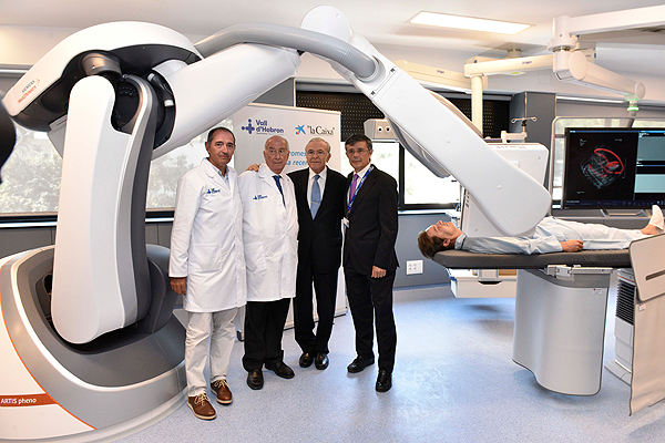Foto de familia junto al nuevo robot radiológico Fuente: Hospital Vall d’Hebron / La Caixa