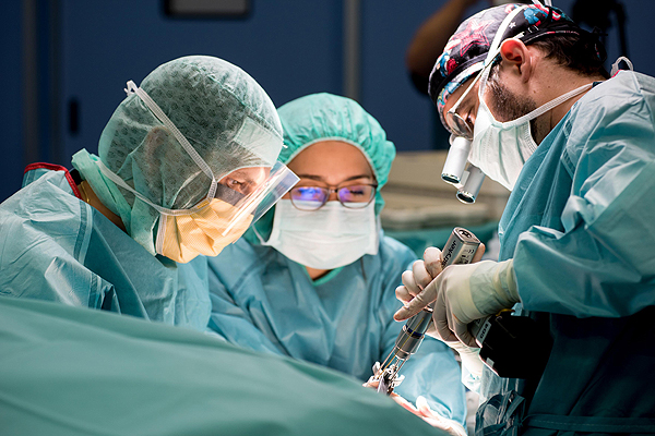 El equipo del Dr. Samuel Pajares durante la cirugía de implantación de la prótesis de muñeca Fuente: Clínica Universidad de Navarra 