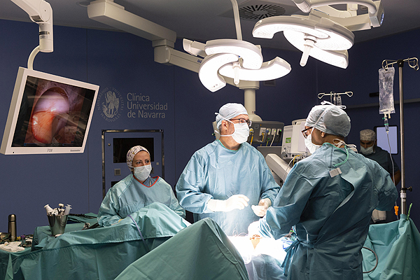El Dr. Bernardino Miñana, codirector de Urología de la Clínica Universidad de Navarra en Madrid, en una operación de cirugía robótica Fuente: Clínica Universidad de Navarra 