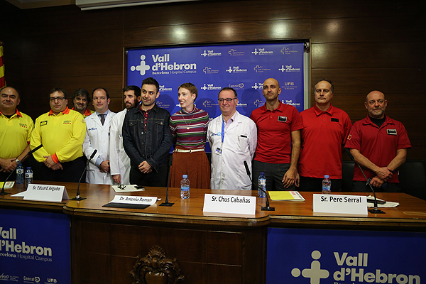 Audrey, en el centro, junto con los equipos de salvamento y médico Fuente: Hospital Vall d’Hebron 