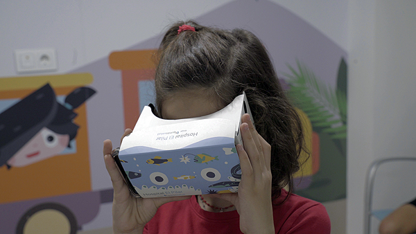 Gafas de realidad virtual usadas por una paciente pediátrica Fuente: Grupo Quirónsalud 
