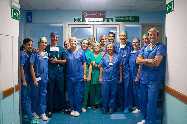 El Dr. Cristóbal Muñoz Casares (cuarto por la derecha, con gorro quirúrgico verde), junto a personal del equipo que ha intervenido en el novedoso procedimiento Fuente: Hospital Universitario Virgen del Rocío 