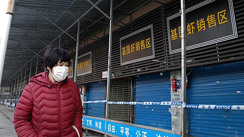 Foto del mercado de mariscos de Wuhan, China cerrado, donde fue detectado por primera vez el nuevo coronavirus y posteriormente cerrado Autor/a de la imagen: SISTEMA 12 Fuente: Wikipedia 