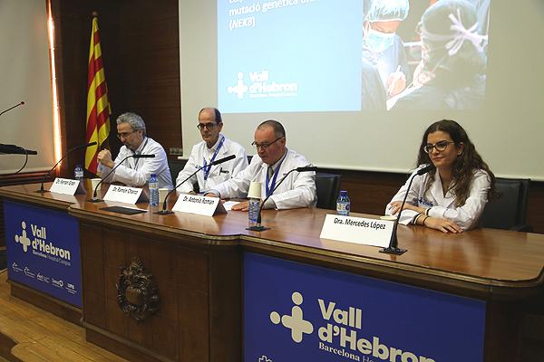 El Dr. Ferran Gran (primero por la izq.), junto con otros médicos que han participado en el tratamiento de la paciente pediátrica Fuente: Hospital Vall d’Hebron 