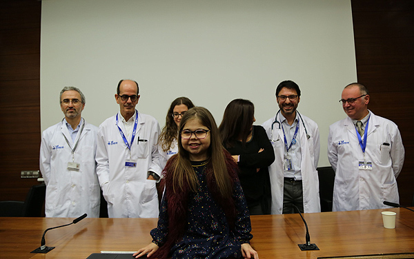 La niña, junto con los médicos Fuente: Hospital Vall d’Hebron 