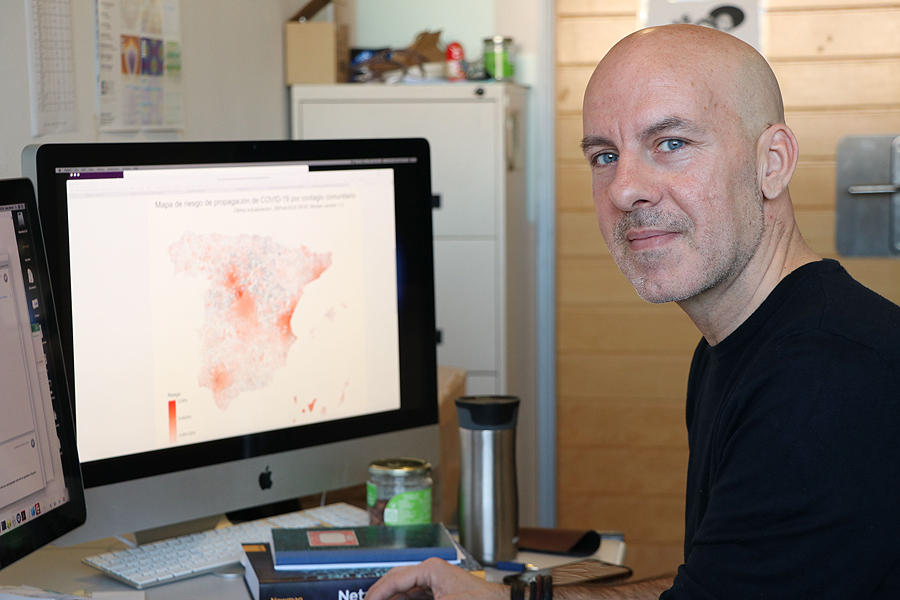 El investigador Álex Arenas frente al modelo de predicción sobre el riesgo de nuevos contagios por coronavirus Fuente: URV