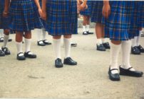 niñas escolarizadas con uniforme